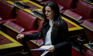 Βουλή-Συνεπιμέλεια: «Το νομοσχέδιο, αντί να ενώνει διχάζει», ανέφερε η Όλγα Κεφαλογιάννη