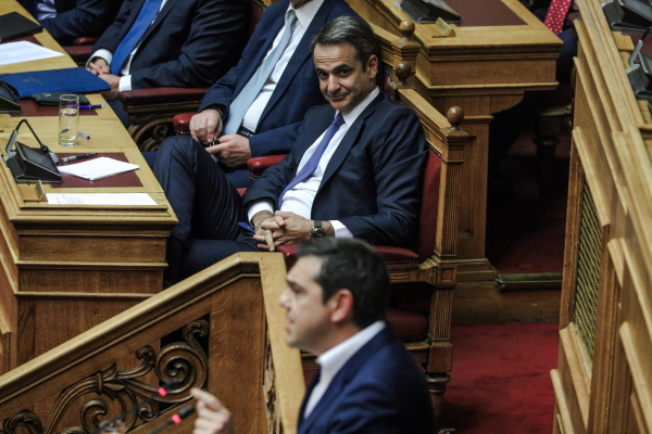 Μητσοτάκης: Καταθέστε πρόταση δυσπιστίας - Τσίπρας: Δεδομένη η δυσπιστία του λαού