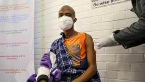 Νότια Αφρική - covid-19: Η χώρα άρχισε να εμβολιάζει τον ευρύ πληθυσμό της
