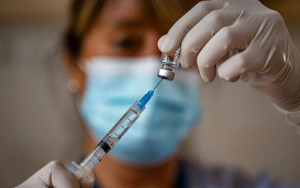 Παρενέργειες εμβολίων: Το 80% εκδηλώνεται στην πρώτη δόση - Με Pfizer και Moderna ο εμβολιασμός μαθητών