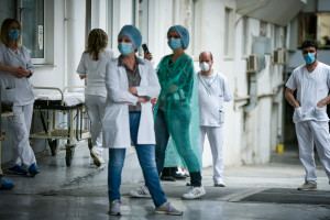 ΠΟΕΔΗΝ : Στους 26 οι νεκροί υγειονομικοί από κοροναϊό - Μόνο στην 1η ΥΠΕ Αττικής έχουν μολυνθεί 214