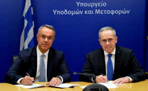 Ο Υπουργός Υποδομών και Μεταφορών Χρήστος Σταϊκούρας και ο Ανώτερος Γενικός Διευθυντής, Chief Retail Officer και εκτελεστικό μέλος του Δ.Σ. της Τράπεζας Βασίλης Κουτεντάκης κατά την υπογραφή της πρώτης σύμβασης δωρεάς στο πλαίσιο του προγράμματος «Μαριέττα Γιαννάκου».