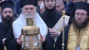 Στην Αθήνα το Αγιο Φως - Θα διανεμηθεί σε όλη τη χώρα με 18 αεροπορικές πτήσεις