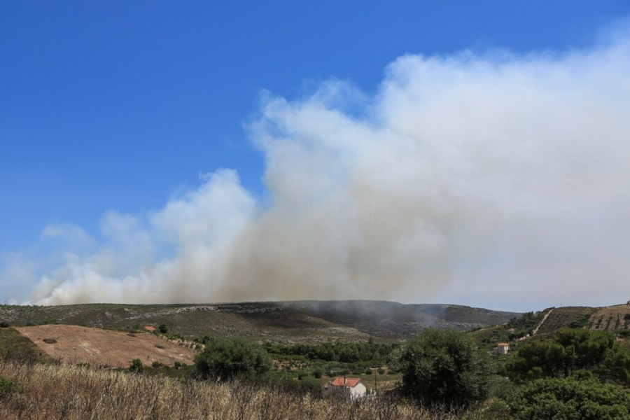 Οριοθετήθηκε η πυρκαγιά στο Λαύριο
