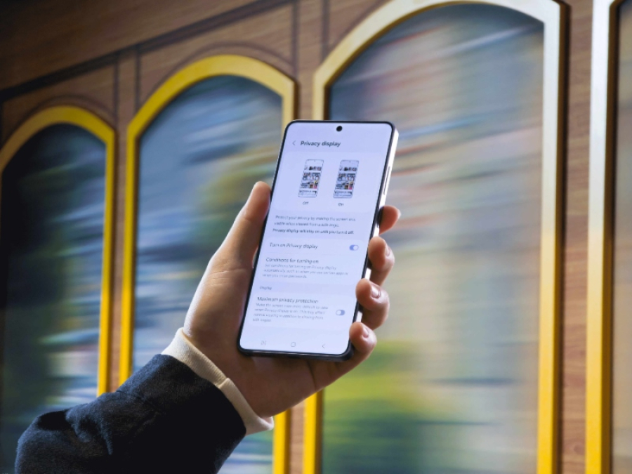 Έρευνα Samsung: Πάνω από 1 στους 2 Ευρωπαίους κοιτάζουν την οθόνη του κινητού αγνώστων σε δημόσιους χώρους