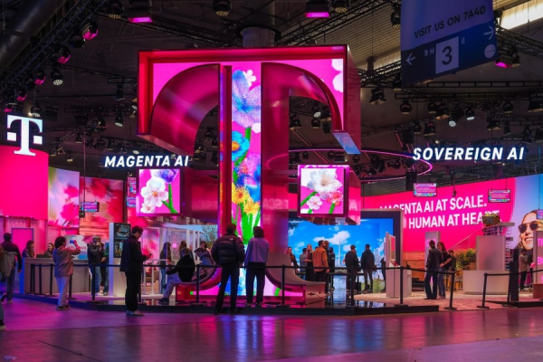 Η TELEKOM παρουσιάζει AI κλήσεις, 6G και κβαντική τηλεμεταφορά στο MWC 2026