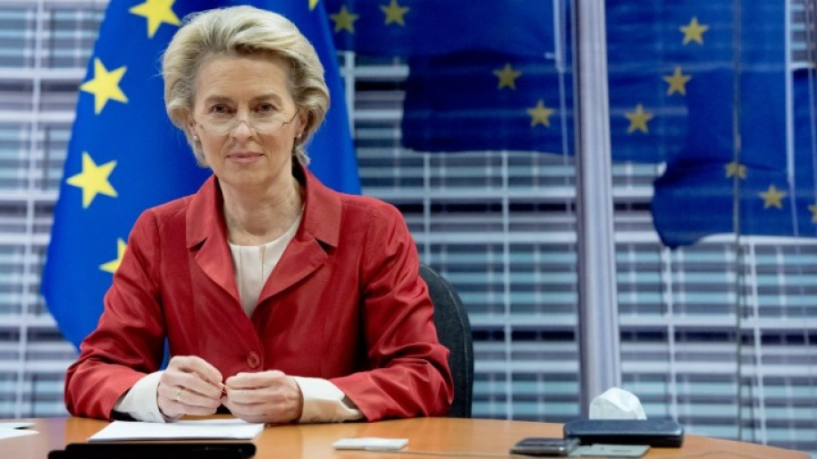 Η Φον ντερ Λάιεν ζητά "μαζική" παραγωγή ημιαγωγών στην ΕΕ