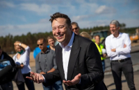 Ο Έλον Μασκ εγκαινίασε το Tesla Gigafactory στη Γερμανία