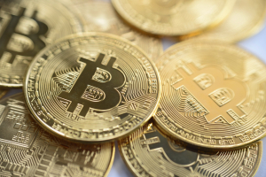 Νέα πτώση 2% για το bitcoin, διατηρεί με δυσκολία τις 21.000 δολάρια
