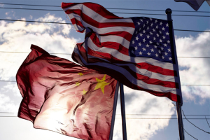 Κίνα: Το Πεκίνο προσπαθεί να προστατεύσει την οικονομία του από την αμερικανική καταιγίδα δασμών