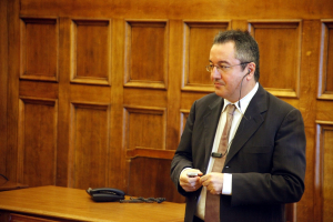 Μόσιαλος: Σχεδόν όλοι οι θάνατοι και οι εισαγωγές στα νοσοκομεία λόγω κορονοϊού στις ΗΠΑ είναι ανεμβολίαστοι