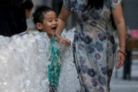 Κίνα: Δεκάδες πόλεις πλήττονται από καύσωνα, με οροφές κτιρίων να λιώνουν από τη ζέστη