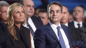 Μητσοτάκης: «Γιατί τόσα ψέματα; Θα υπερασπιστώ τη σύζυγό μου»