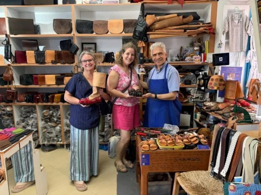 Από αριστερά, η ταξιδιωτική πράκτορας Judy Mason (not just travel &amp; the travellady.co.uk) και η Lisette Julio-Quinn, (not just travel &amp; Fair Winds Travel) σε εργαστήριο παραδοσιακής κατασκευής δερμάτινων ειδών στην Όλυμπο της Καρπάθου / ΕΟΤ