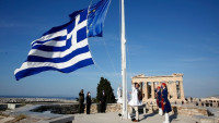 Παρουσία της ΠτΔ και του Μ. Σχοινά η ταυτόχρονη έπαρση της ελληνικής και της ευρωπαϊκής σημαίας στην Ακρόπολη