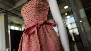 Ο Givenchy γιορτάζει επτά δεκαετίες μόδας με ένα νέο βιβλίο