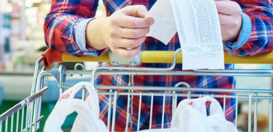 Το 90% των εργαζομένων έχει μειώσει την κατανάλωση βασικών αγαθών