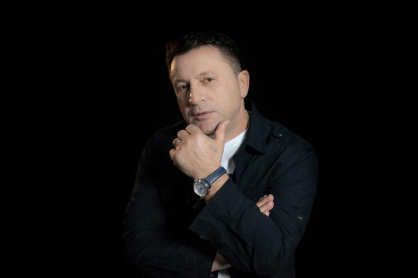 Υlli Baka: Eνώνει τα Βαλκάνια με την μουσική του