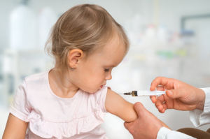 FDA: &quot;Πράσινο φως&quot; για το εμβόλιο της Pfizer σε παιδιά από 6 μηνών έως 4 ετών