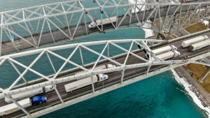 Καναδάς: Σε "θέση μάχης" η αστυνομία για την απομάκρυνση διαδηλωτών από τη γέφυρα Αμπάσαντορ