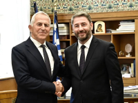 Στο ΠΑΣΟΚ ο Ευάγγελος Αποστολάκης – Τον υποδέχθηκε ο Νίκος Ανδρουλάκης