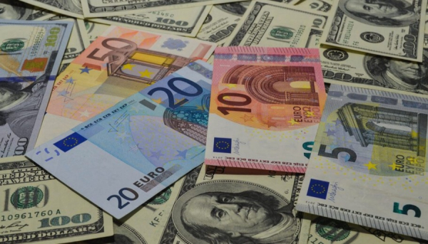 Το ευρώ υποχωρεί 0,23%, στα 1,1719 δολάρια