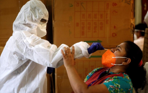 Ινδία: Αυξάνεται δραματικά ο αριθμός των θανάτων από κορονοϊό