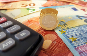 ΑΑΔΕ: Σταδιακή αύξηση του ακατάσχετου λογαριασμού το 2023 - Πώς θα "χτίζεται"