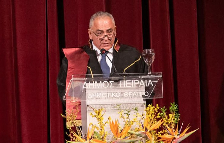 O Χατζηθεοδοσίου επίτιμος διδάκτωρ στο Πανεπιστήμιο Πειραιά