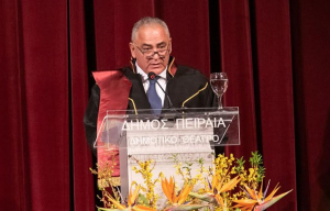 O Χατζηθεοδοσίου επίτιμος διδάκτωρ στο Πανεπιστήμιο Πειραιά