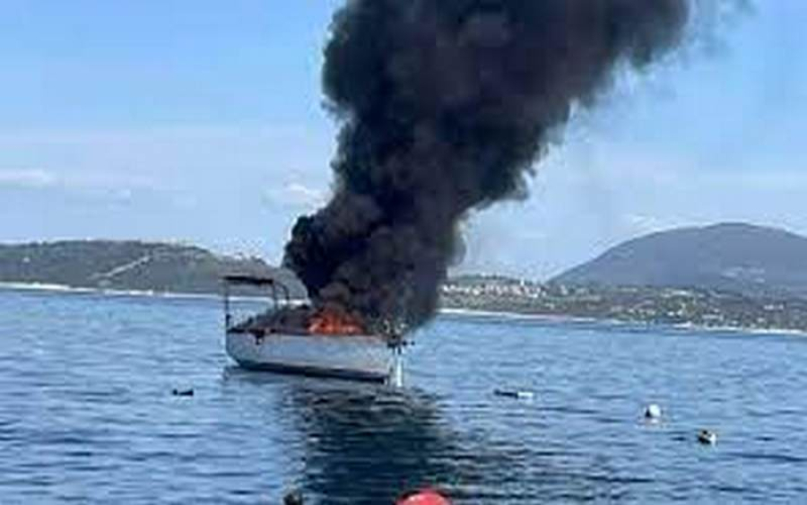 Φωτιά σε τουριστικό σκάφος στη Ζάκυνθο - Σώοι οι επιβάτες