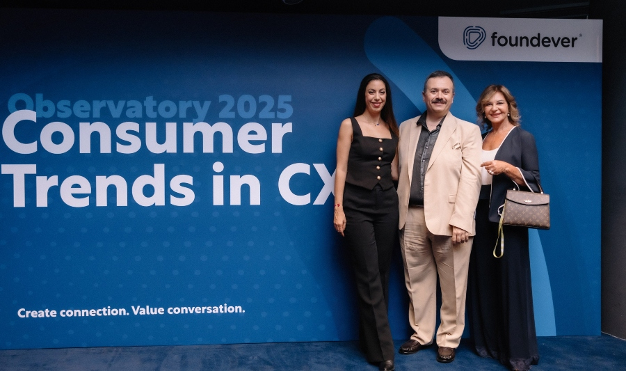 Άννα Λούσσα, Marketing &amp; Communications Coordinator της Foundever για την Ελλάδα και την Αίγυπτο, Αθανάσιος Καρύδης, Country Leader της Foundever στην Ελλάδα, και Ξένια Κούρτογλου, Founder &amp; Managing Partner της Focus Bari