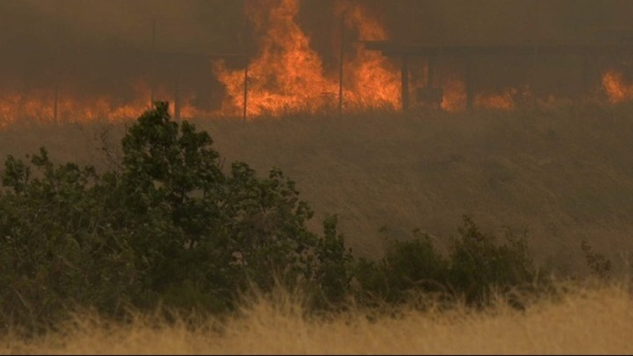 Τρεις πυρκαγιές στην περιοχή του Ασπρόπυργου - Διακοπή κυκλοφορίας του Προαστιακού - Μήνυμα 112