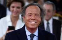 Η ζωή του διάσημου τραγουδιστή Χούλιο Ιγκλέσιας γίνεται σειρά στο Netflix