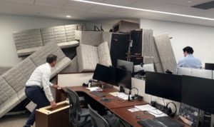 Τρόμος στο Μανχάταν: Εργαζόμενοι έφραξαν με έπιπλα την πόρτα για να σωθούν από το μακελειό