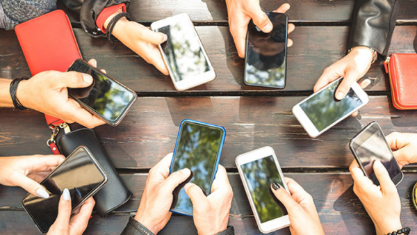 Πώς κινήθηκε η αγορά των smartphones το 2023 - Στροφή των Ελλήνων σε ακριβότερα μοντέλα