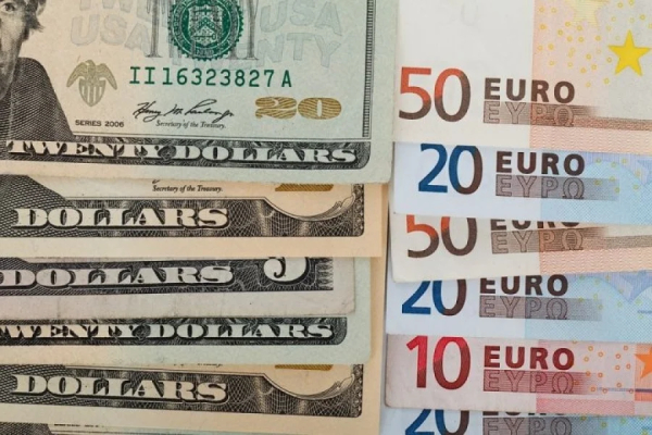 Το ευρώ υποχωρεί 0,22%, στα 1,1720 δολάρια