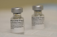 Εγκρίθηκε το εμβόλιο των Pfizer/BioNTech για τους εφήβους 12-15 ετών στη Βρετανία