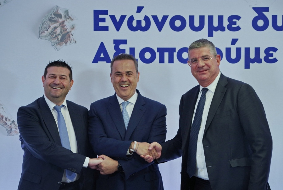 Από αριστερά: Ο Διευθύνων Σύμβουλος της ΕΥΑΘ Α.Ε., Άνθιμος Αμανατίδης, ο Υπουργός Περιβάλλοντος και Ενέργειας, Σταύρος Παπασταύρου και ο ο Αντιπρόεδρος της ΕΤΕπ, Γιάννης Τσακίρης.