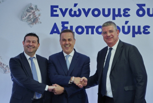 Από αριστερά: Ο Διευθύνων Σύμβουλος της ΕΥΑΘ Α.Ε., Άνθιμος Αμανατίδης, ο Υπουργός Περιβάλλοντος και Ενέργειας, Σταύρος Παπασταύρου και ο ο Αντιπρόεδρος της ΕΤΕπ, Γιάννης Τσακίρης.