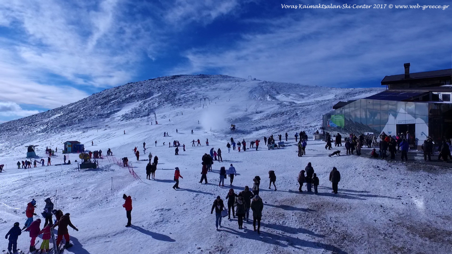 Έπεσαν τα πρώτα χιόνια της χρονιάς στα χιονοδρομικά κέντρα της Βόρειας Ελλάδας