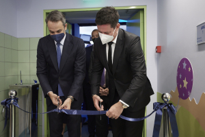 Ο Πρωθυπουργός Κυριάκος Μητσοτάκης με τον πρόεδρος του ΔΣ της Allwyn μετόχου του ΟΠΑΠ, Karel Komárek.