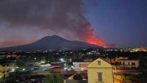 Ιταλία: Πυρκαγιά στον Βεζούβιο, κινητοποίηση της Πολιτικής Προστασίας - Ξύπνησε και η Αίτνα