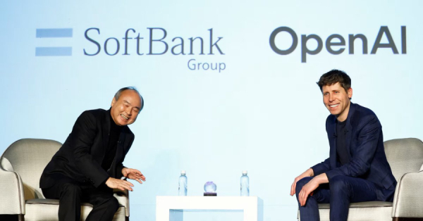 Από αριστερά, ιδρυτής της SoftBank ιδρυτή του, Μασαγιόσι Σον, Ο διευθύνων σύμβουλος της OpenAI, Σαμ Άλτμαν