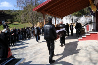 Γιώργος Καραϊβάζ: Σε κλίμα οδύνης η κηδεία του δημοσιογράφου
