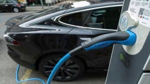 Έκθεση ΙΕΑ: Τα ηλεκτρικά οχήματα φέρνουν μείωση στις πωλήσεις πετρελαίου και βενζίνης