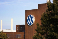 Volkswagen: Η μεγάλη μάχη του Όλιβερ Μπλουμ για περικοπές, εργοστάσια και επιβίωση απέναντι στην Κίνα
