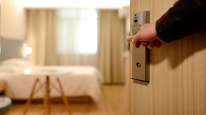 "Γκάζι" στις αφίξεις τουριστών αλλά "φρένο" στις διανυκτερεύσεις