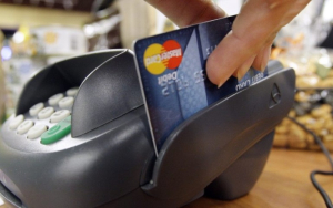 Πότε ξεκινούν οι μειωμένες τραπεζικές χρεώσεις – 150 εκατομμύρια ευρώ λιγότερα για προμήθειες