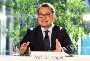 Ο Νάγκελ (Bundesbank) δεν βλέπει «γρήγορη επιστροφή» του πληθωρισμού στο στόχο του 2%